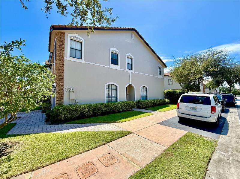5 bedroom Townhouse at 10392 NW 31st Ter, Beacon At Doral, Doral — photo 3