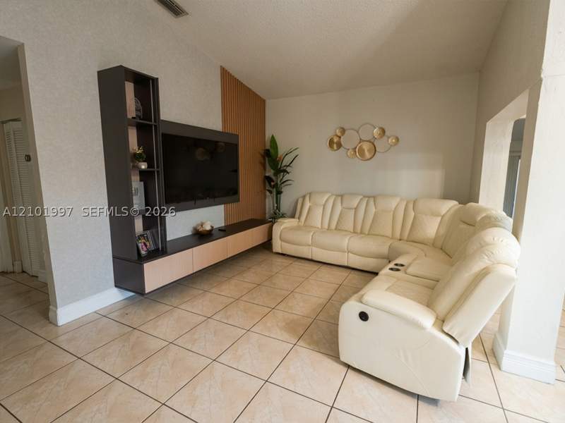 3 bedroom SingleFamilyResidence at 12231 SW 195th Ter, South Miami Lakes, Miami — photo 2