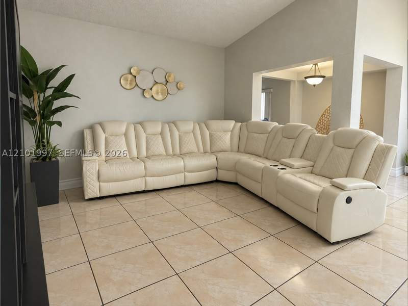 3 bedroom SingleFamilyResidence at 12231 SW 195th Ter, South Miami Lakes, Miami — photo 3