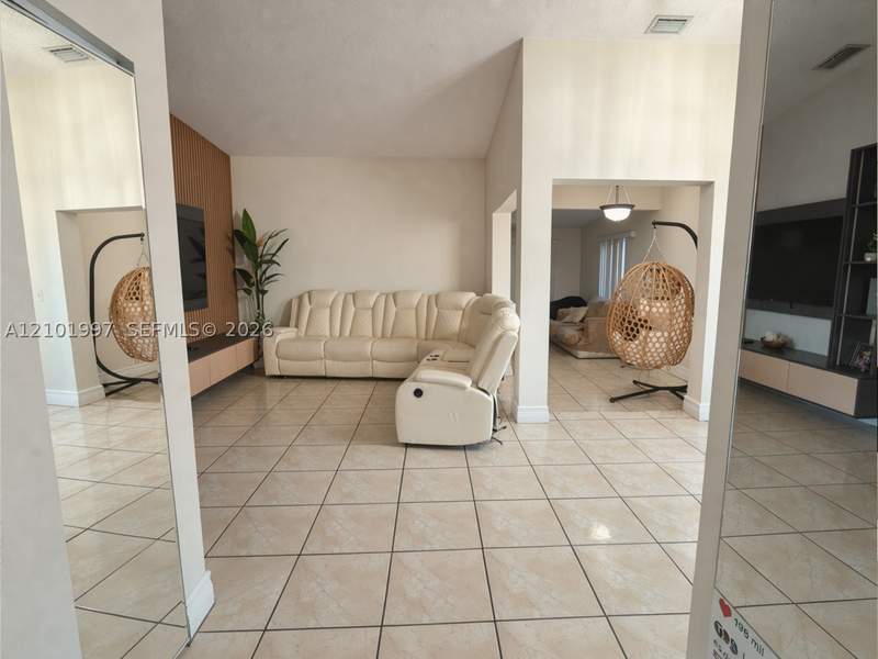 3 bedroom SingleFamilyResidence at 12231 SW 195th Ter, South Miami Lakes, Miami — photo 4