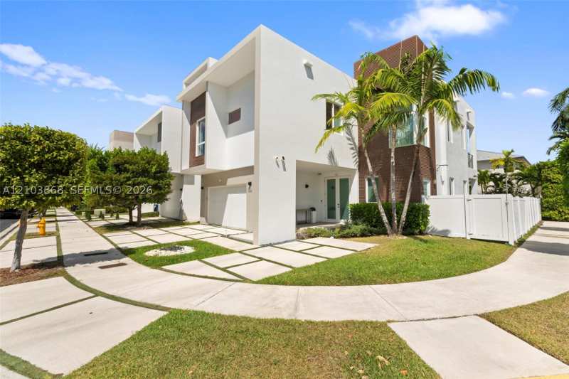 5 bedroom SingleFamilyResidence at 10431 NW 68th Ter, Grand Floridian Estates, Doral — photo 1
