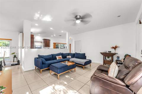 9064 SW 215th Ter, Cutler Bay FL - photo 6 of 28