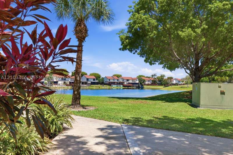 2 bedroom Condominium at 10022 NW 7th St 205, Fontainbleau Lakes Courty, Miami — photo 3