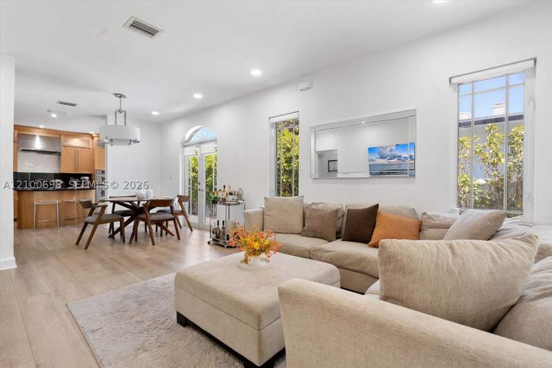 2 bedroom SingleFamilyResidence at 2231 SW 17th St, Vedado, Miami — photo 4