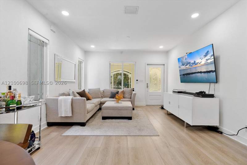 2 bedroom SingleFamilyResidence at 2231 SW 17th St, Vedado, Miami — photo 5