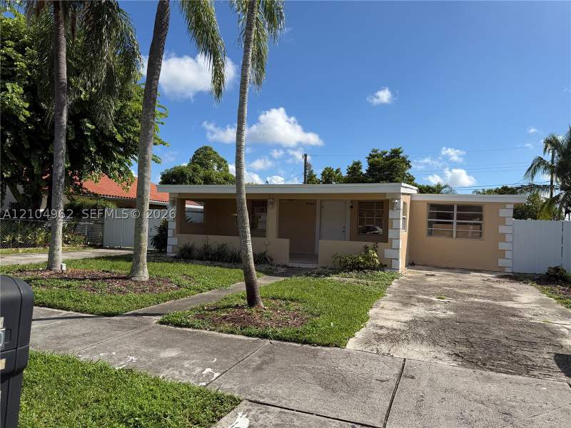 5 bedroom SingleFamilyResidence at 9960 SW 42nd St, Tropical Estates, Miami — photo 2