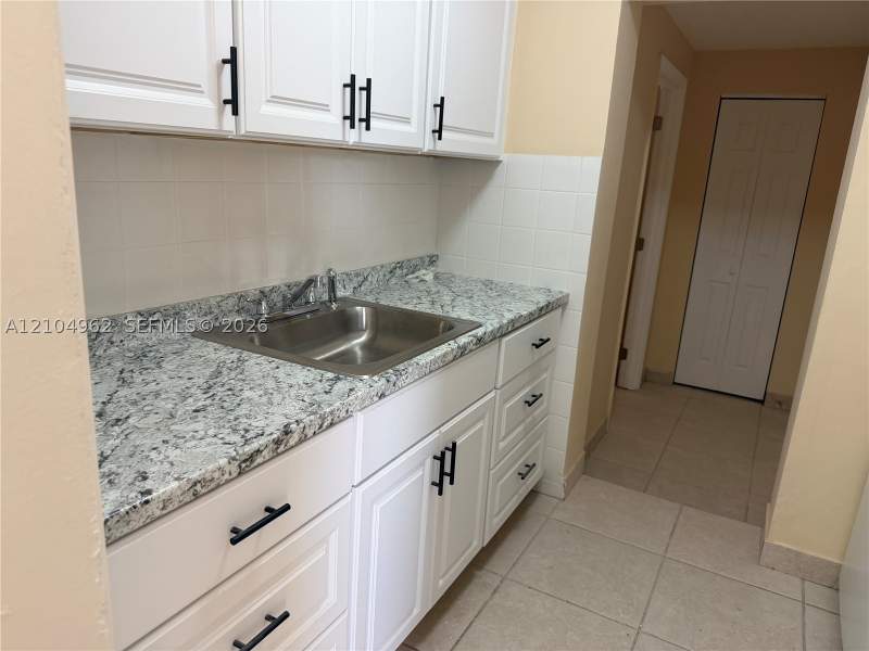 5 bedroom SingleFamilyResidence at 9960 SW 42nd St, Tropical Estates, Miami — photo 4