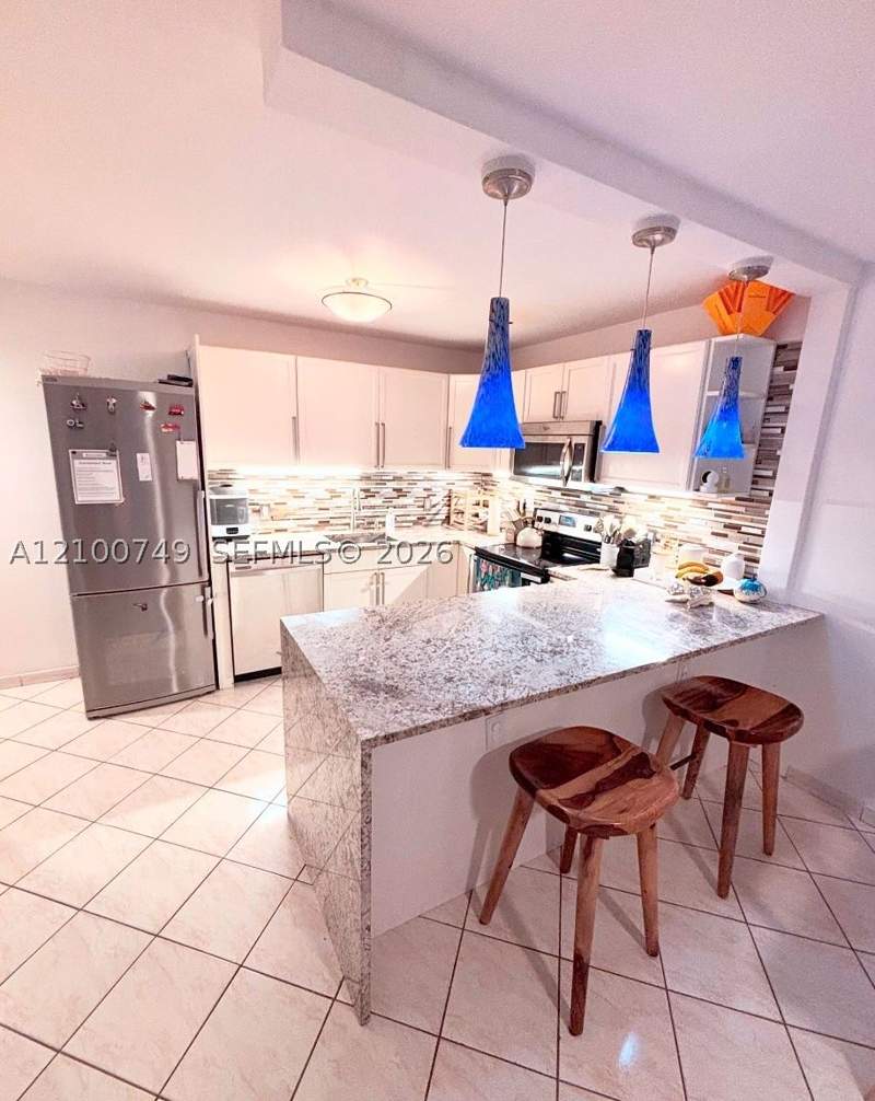 2 bedroom Condominium at 1020 Meridian Ave 208, Admiral Towers Condo, Miami Beach — photo 2