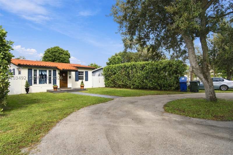 3 bedroom SingleFamilyResidence at 208 Iroquois St, Golf Course Addn Hia, Miami Springs — photo 2