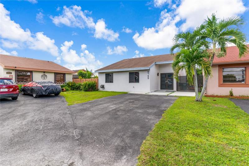 3 bedroom SingleFamilyResidence at 9755 SW 148th Ct, Hammocks Sec 2, Miami — photo 2