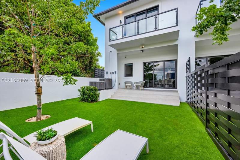 4 bedroom Townhouse at 1771 NW 3 St, Rogers Addn, Miami — photo 2