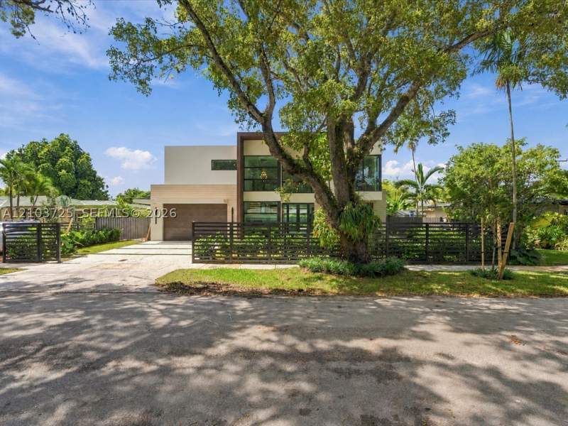 5 bedroom SingleFamilyResidence at 8220 SW 62nd Ct, Beverly Gardens, Miami — photo 2