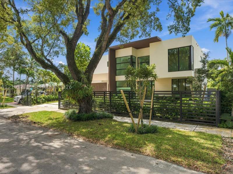 5 bedroom SingleFamilyResidence at 8220 SW 62nd Ct, Beverly Gardens, Miami — photo 3