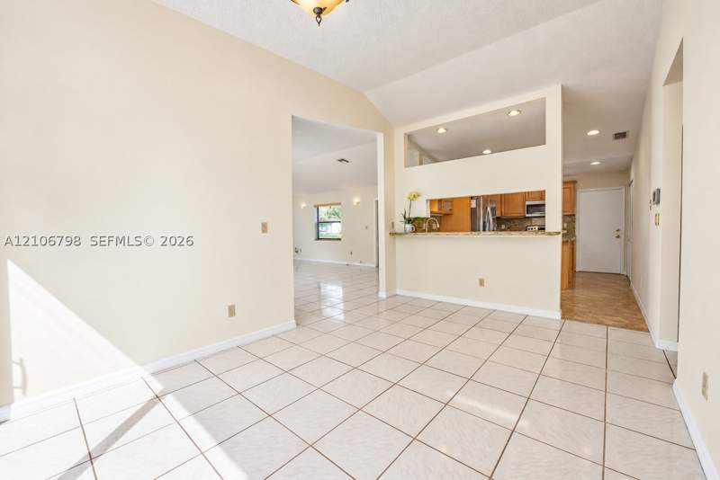 4 bedroom SingleFamilyResidence at 14750 SW 156th St, Kings Grant East, Miami — photo 4