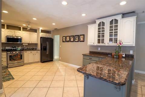 9761 SW 123rd St, Miami FL - photo 7 of 34