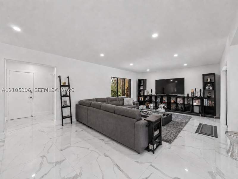 3 bedroom SingleFamilyResidence at 20409 NE 10th Ct Rd, Sky Lake Villas First Add, Miami — photo 3