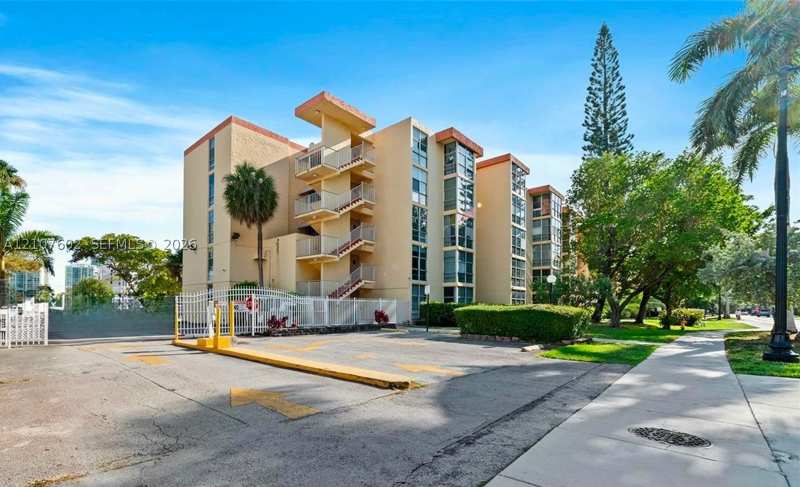 1 bedroom Condominium at 210 172nd St 542, Avila South Condo, Sunny Isles Beach — photo 1