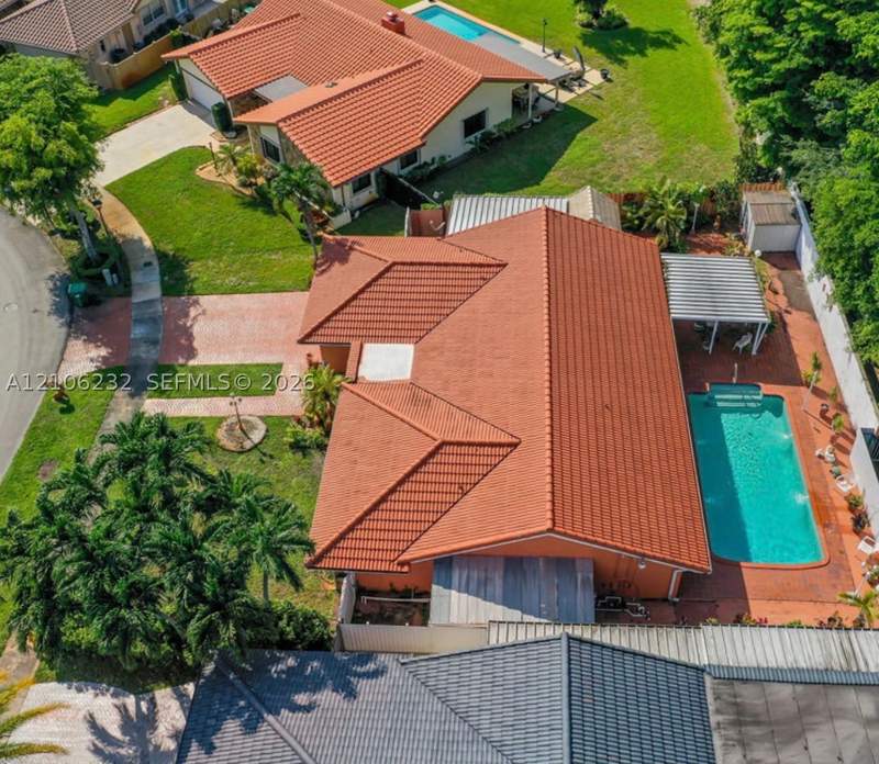 3 bedroom SingleFamilyResidence at 6537 NW 201st Ter, Country Lake Manors Sec 2, Hialeah — photo 2