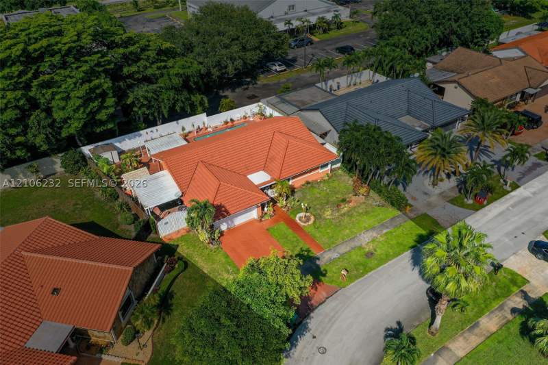 3 bedroom SingleFamilyResidence at 6537 NW 201st Ter, Country Lake Manors Sec 2, Hialeah — photo 3