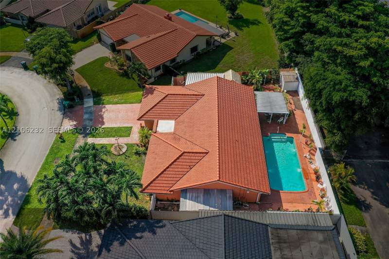 3 bedroom SingleFamilyResidence at 6537 NW 201st Ter, Country Lake Manors Sec 2, Hialeah — photo 4