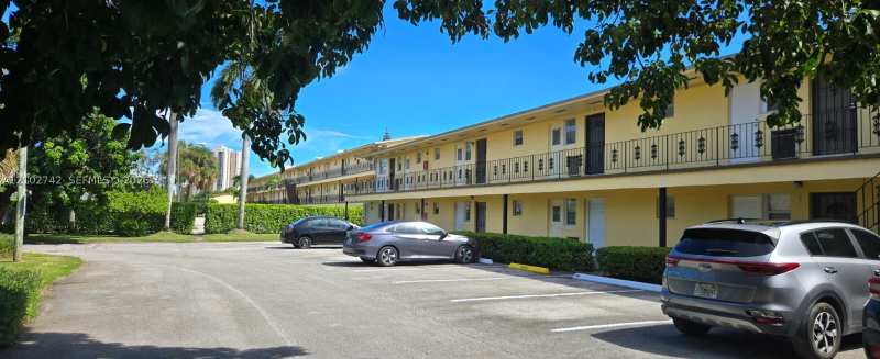 1 bedroom StockCooperative at 2800 NE 203rd St 8, Biscayne Lake Gdn Bldg A, Aventura — photo 1