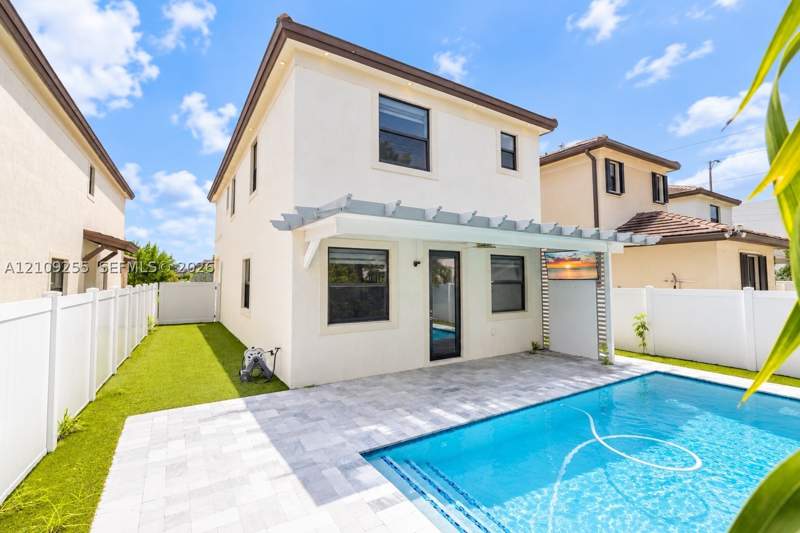 4 bedroom SingleFamilyResidence at 3567 W 110th Ter, Aquabella North, Hialeah — photo 3