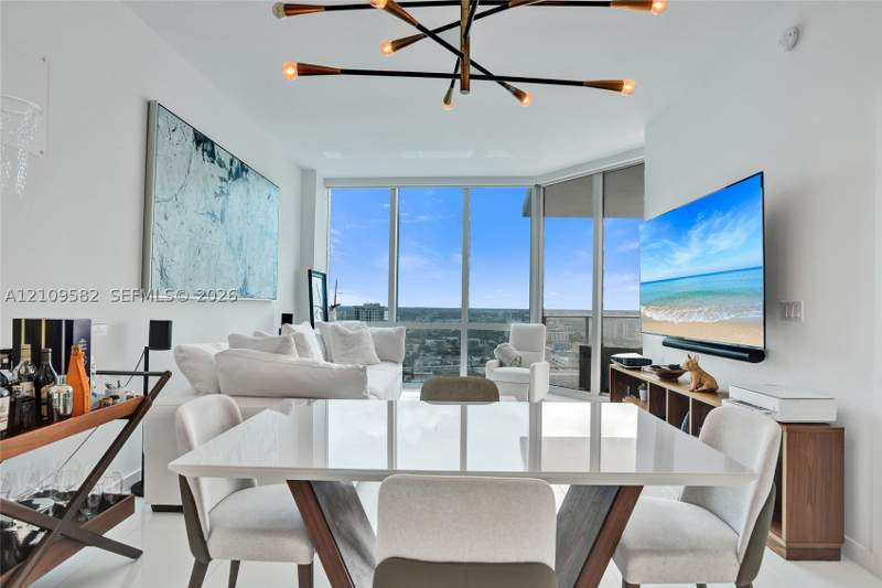 1 bedroom Condominium at 851 NE 1st Ave 3506, Paramount Miami, Miami — photo 2