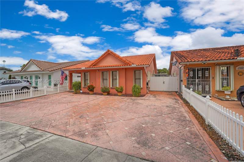 3 bedroom SingleFamilyResidence at 10241 NW 125th St, Gardens Of El Jardin Sec, Hialeah Gardens — photo 2