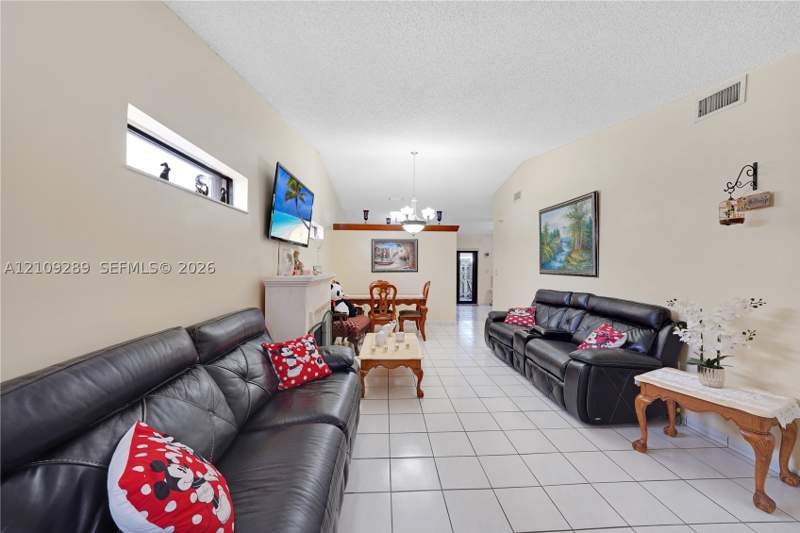 3 bedroom SingleFamilyResidence at 10241 NW 125th St, Gardens Of El Jardin Sec, Hialeah Gardens — photo 4