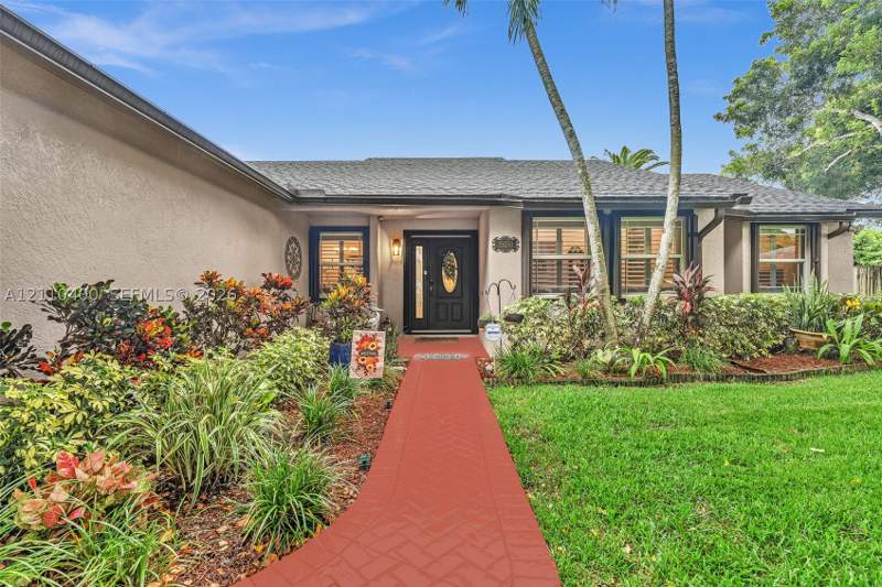 4 bedroom SingleFamilyResidence at 15030 SW 154 Ter, Kings Grant East, Miami — photo 2