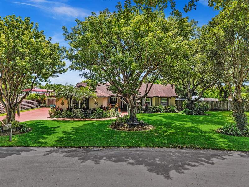 4 bedroom SingleFamilyResidence at 15030 SW 154 Ter, Kings Grant East, Miami — photo 3