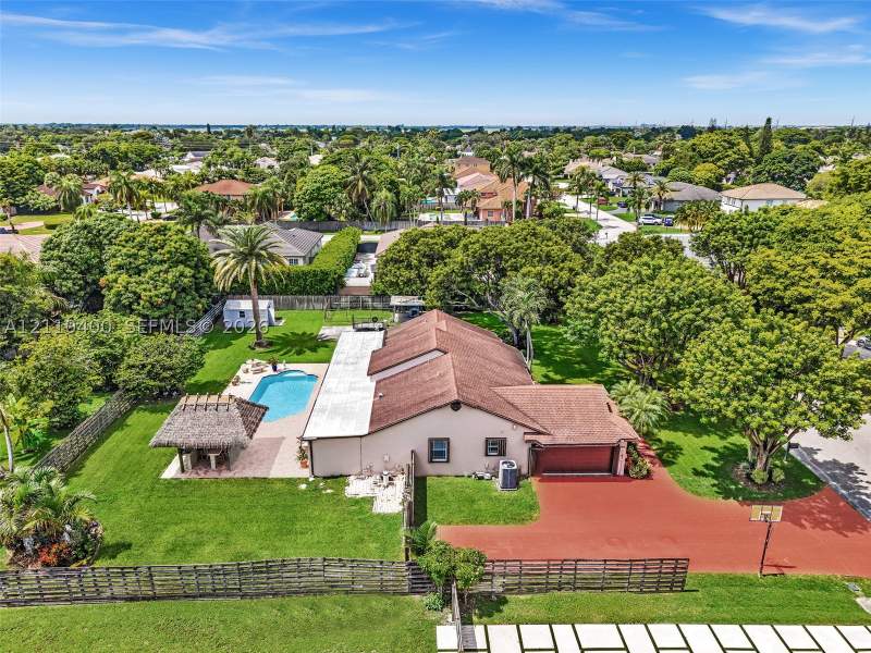 4 bedroom SingleFamilyResidence at 15030 SW 154 Ter, Kings Grant East, Miami — photo 4