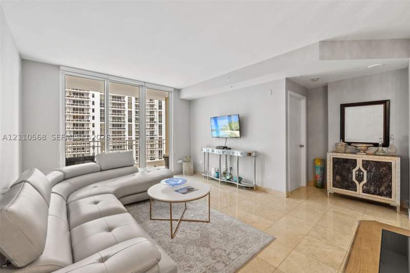 1 bedroom Condominium at 801 Brickell Key Blvd 2006, Courts Brickell Key Condo, Miami — photo 2