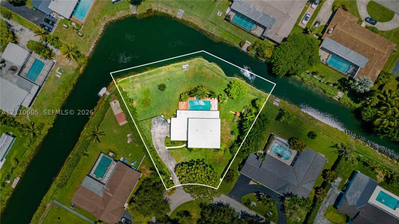 4 bedroom SingleFamilyResidence at 11401 SW 72nd Pl, Montgomery East Sec 2, Pinecrest — photo 3