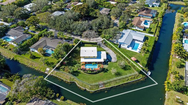4 bedroom SingleFamilyResidence at 11401 SW 72nd Pl, Montgomery East Sec 2, Pinecrest — photo 4