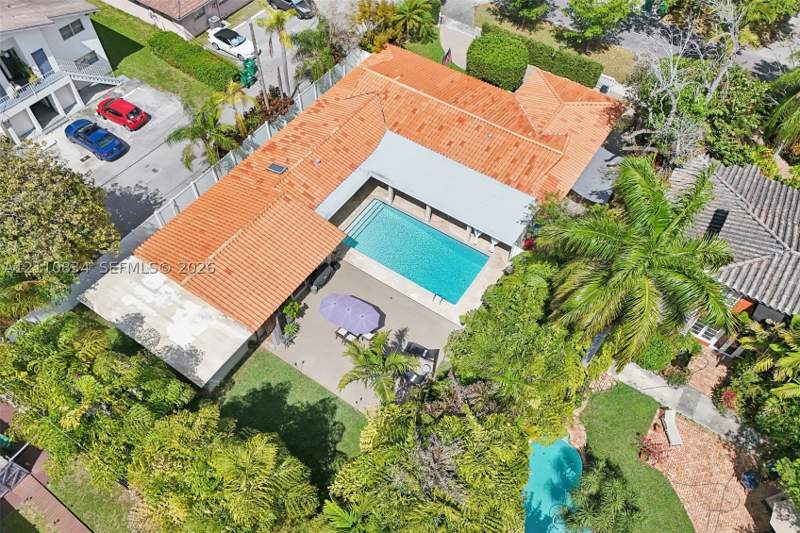 6 bedroom SingleFamilyResidence at 360 Menores Ave, Spanish Court, Miami — photo 2
