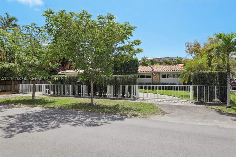 6 bedroom SingleFamilyResidence at 360 Menores Ave, Spanish Court, Miami — photo 4
