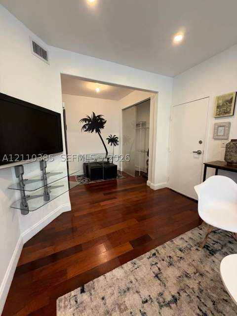 526 15th St 8, Miami Beach FL - photo 6 of 13