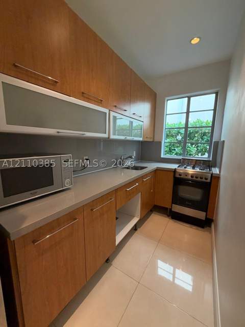 526 15th St 8, Miami Beach FL - photo 8 of 13
