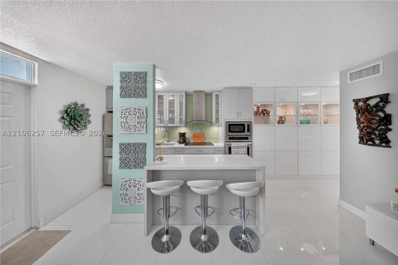 1 bedroom Condominium at 335 Collins 203, Collins View Condo, Miami Beach — photo 1