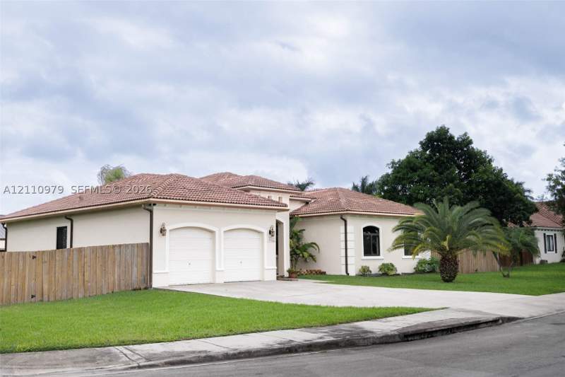 4 bedroom SingleFamilyResidence at 32007 SW 207th Ave, Emerald Greens Sub, Homestead — photo 2