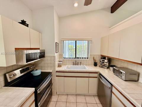 9334 SW 171st Ter, Palmetto Bay FL - photo 7 of 23