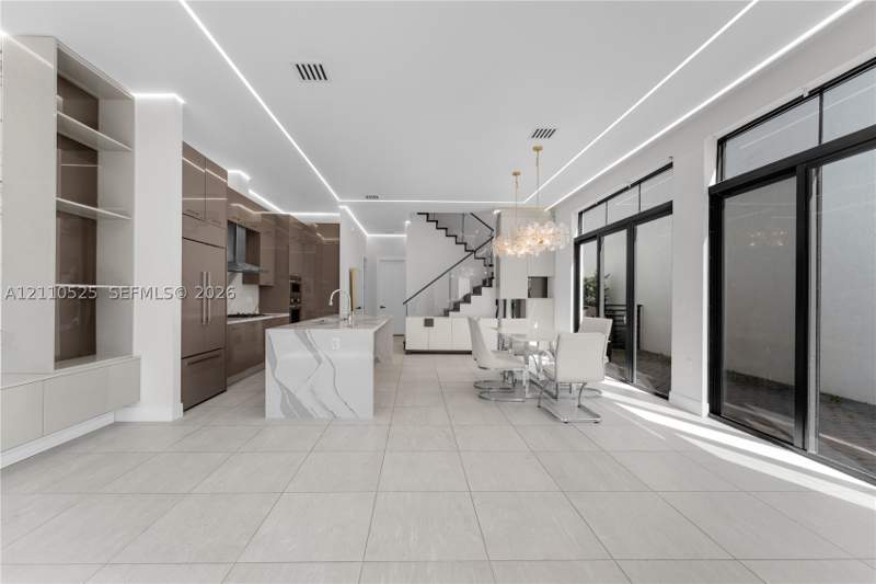 4 bedroom SingleFamilyResidence at 8061 NW 42nd St, Canarias East, Doral — photo 2