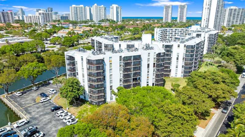 2 bedroom Condominium at 3401 N Country Club Dr 311, Ensenada Condo Bldg E-Ii, Aventura — photo 1