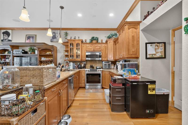 4 bedroom SingleFamilyResidence at 9124 NW 147th Ter, Florida Tropical Estates, Miami Lakes — photo 5