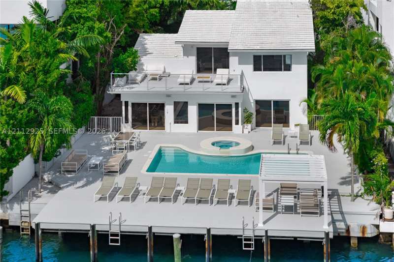 5 bedroom SingleFamilyResidence at 1372 S Venetian Way, San Marco, Miami — photo 1