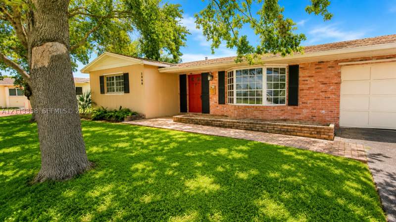 4 bedroom SingleFamilyResidence at 10680 SW 96th St, Kendale Sec 2, Miami — photo 2