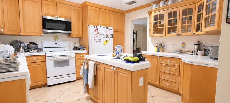 4 bedroom SingleFamilyResidence at 10680 SW 96th St, Kendale Sec 2, Miami — photo 5