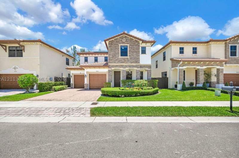 4 bedroom SingleFamilyResidence at 9860 NW 86th Ter, Doral Breeze, Doral — photo 4