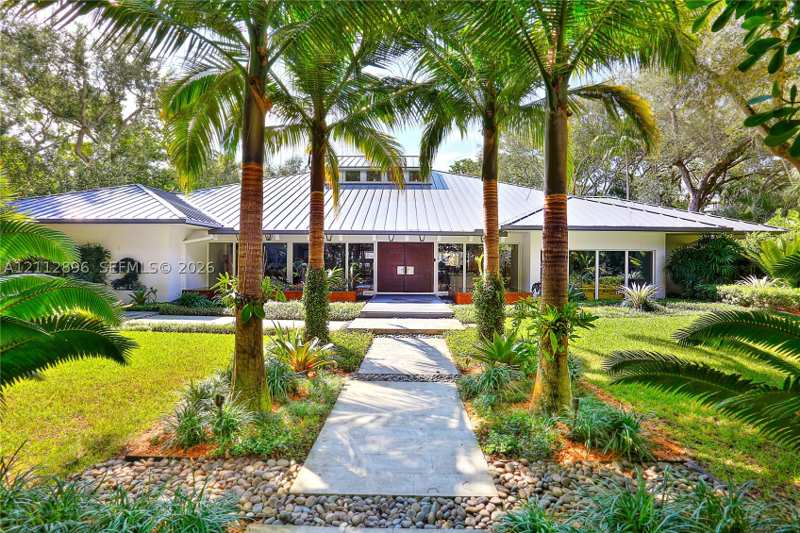 4 bedroom SingleFamilyResidence at 5520 Oakwood Ln, Snapper Creek Oaks, Coral Gables — photo 1